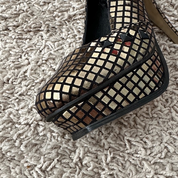 Iron fist platform golden pumps in mirror style - Picture 8 of 13